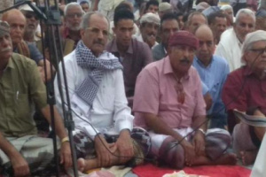 الجعدي والوالي يؤديان صلاة عيد الأضحى مع جموع المعتصمين من منتسبي الجيش والأمن الجنوبيين بالبريقة (صور)