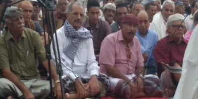  الجعدي والوالي يؤديان صلاة عيد الأضحى مع جموع المعتصمين من منتسبي الجيش والأمن الجنوبيين بالبريقة (صور)