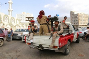 عصابة مسلحة تجبر مواطن على النزول من سيارته وتسرقها في تعز