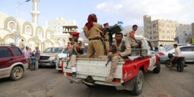 عصابة مسلحة تجبر مواطن على النزول من سيارته وتسرقها في تعز