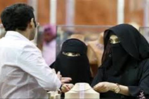 امرأة منقبة تسرق طقم ذهب بقيمة ١٩ الف ريال سعودي من مركز تجاري في عدن 