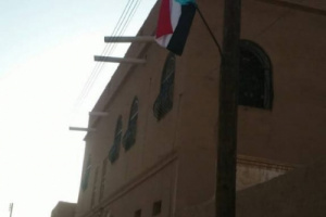 شباب منطقة " مدودة بسيئون "الأحرار يرفعون الأعلام الجنوبية و صور شهداء الواجب