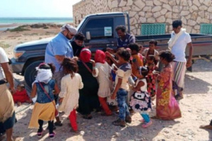 خليفة الانسانية ترسم البسمة على وجوه أطفال سقطرى