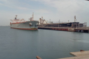 عاجل : " انفراجه " باخرة وقود لمحطات الكهرباء تدخل ميناء الزيت تمهيدا لتفريغ شحنتها لخزانات المصافي