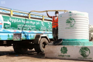 مركز سلمان يضخ أكثر من 288 ألف لتر من المياه الصحية بخزانات الخوخة في الحديدة