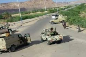 صحفي جنوبي يؤكد أن المخلافي دفع بتعزيزات عسكرية إلى شقرة