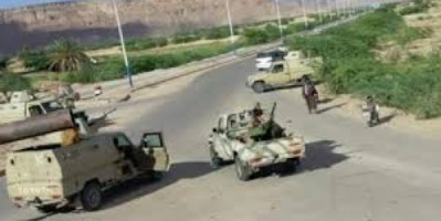 صحفي جنوبي يؤكد أن المخلافي دفع بتعزيزات عسكرية إلى شقرة