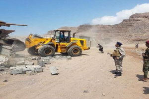  عدن..حملة امنية لازالة الاستحداتاث العشوائية من شاطىء الغدير