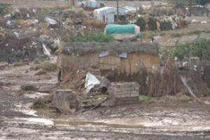 سيول الامطار تجرف مخيمات النازحين وتهدم منازل المواطنين في محافظة الحديدة