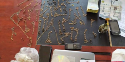 نقطة عسكرية بالمدخل الغربي للمكلا تضبط شخص هندي بحوزتة ذهب مسروق وقنبلة هجومية ومبالغ مالية 
