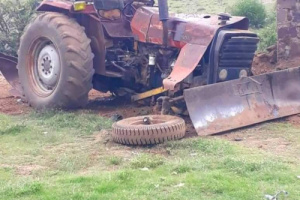 إصابة شخص بإصابات بالغة إثر انفجار لغم أرضي بجراره الزراعي في بلدة الحقب مديرية دمت شمال محافظة الضالع 