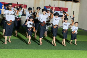 اسرة يافعية في بلاد المهجر تحتفل بشكل رمزي بالتراث اليافعي 