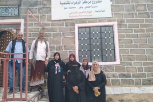رئيسة دائرة المرأة والطفل بالانتقالي تزور مشغل الزهراء للتنمية في يافع