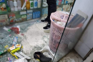 بقنبلة يدوية ... مسلحون يهاجمون إحدى الصيدليات بإب 