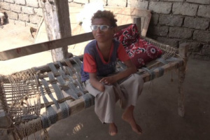 لغم حوثي انفجر بيد الطفل عبدالله وافقده حياة أخيه وجلعه أسير المنزل