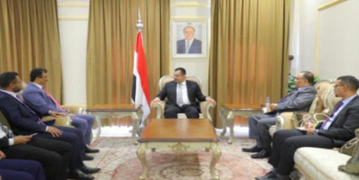 محافظ عدن يناقش مع رئيس الوزراء الحلول للمعوقات الخدمية التي تعكر معيشة أبناء العاصمة عدن
