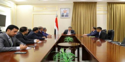لقاء يجمع رئيس الحكومة معين عبدالملك بقيادات من المجلس الانتقالي في الرياض