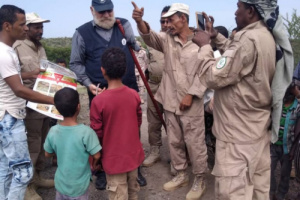 فريق من الخبراء التابع لمركز الملك سلمان للاعمال الإنسانيه يزور مناطق شمال الضالع