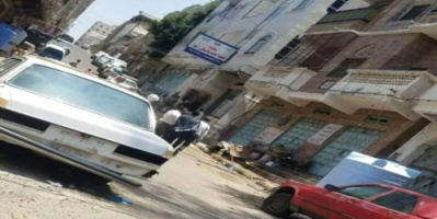 مسلحوا الاصلاح يقتحمون مكتب الصحة بتعز وينهبون سيارة اسعاف