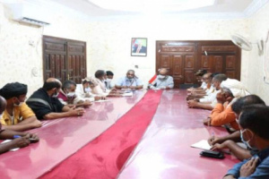 لقاء يجمع رئيس إنتقالي حضرموت بالقيادة المحلية في مديرية الديس لمناقشة سير أعمال وانشطة المجلس