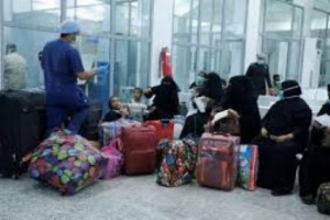 السعودية تنقل 45 عالقا من المهرة إلى سقطرى 