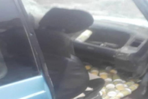 حزام يافع يوقف شخصين احدهما متنكرا بملابس نسائية "عباءة مع جلباب "