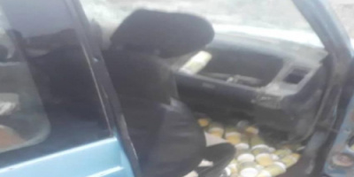  حزام يافع يوقف شخصين احدهما متنكرا بملابس نسائية "عباءة مع جلباب "