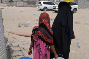 جمعية الساحل التنموية بعمران عدن توزع أدوات النظافة والإصحاح البيئي  ل 800 أسرة 