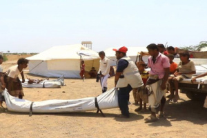 الهلال الإماراتي يقيم زيارة تفقدية للنازحين في مخيم العليلي بمديرية الخوخة الساحلية