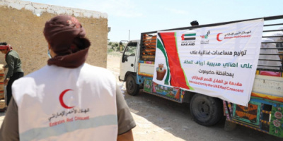 الامارات تقدم 21 طنا من المساعدات الغذائية لسكان مديرية ارياف المكلا