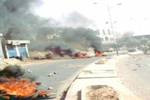 شباب محتجون يحرقون إطارات السيارات رفضا لانقطاع الكهرباء بديس المكلا
