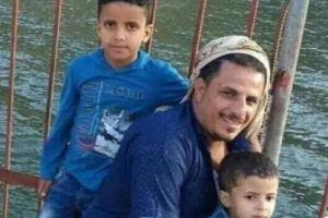  اصر على عبور مجرى السيل..مغامرة مجنونة لسائق يمني تنتهي بوفاه اسرته 