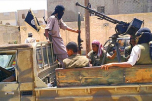  الشرعية تسلّم "القاعدة" سلاحا ثقيلا وقيادة المعركة في شقرة