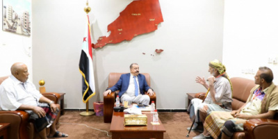 اللــواء بـن بريـك يلتقـي بالمناضل الشيـخ علـوي أحمـد السيـاري