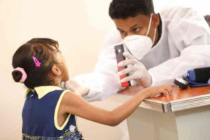قوافل الامارات الإنسانية تصل قرى نائية بالساحل الغربي