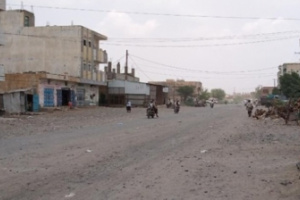 مليشيات الحوثي تعاوِد قصفها المدفعي على الأحياء السكنية في مدينة حَيْس 