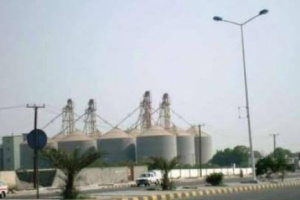 هجوم حوثي كبير يستهدف مطاحن البحر الاحمر بالحديدة 
