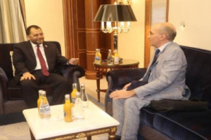 الكاف يناقش مع نائب سفير جمهورية فرنسا دوافع الانتقالي لتعليق مشاورات الرياض