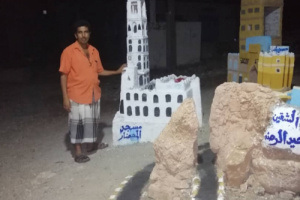 معلم في بروم ..ينحت مجسمات على الطريق للتعريف بمعالم حضرموت