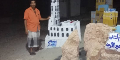 معلم في بروم ..ينحت مجسمات على الطريق للتعريف بمعالم حضرموت