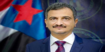 عدن .. المحافظ يزور مؤسسة المياه والصرف الصحي ويطلع على أوضاعها