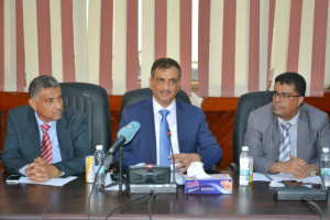 محافظ العاصمة عدن  يؤكد على تحسين الخدمات ومحاسبة المقصرين في أداء مهامهم 