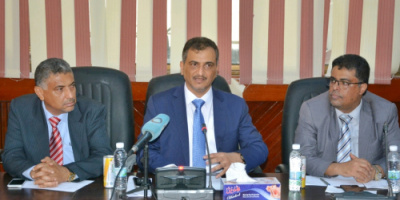محافظ العاصمة عدن  يؤكد على تحسين الخدمات ومحاسبة المقصرين في أداء مهامهم 