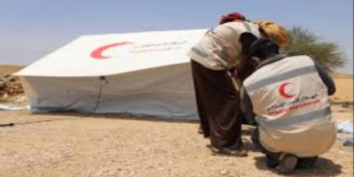 بدعم اماراتي.. توزيع خيام إيواءيه على البدو الرحل بمديرية دوعن