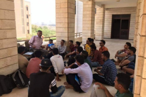 صورة.. طلاب كلية الهندسة بعدن بلا كهرباء وبدون اجراءات التباعد الاجتماعي المزعومة!