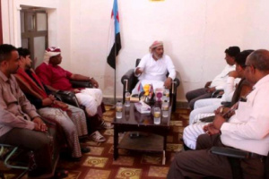 رئيس انتقالي سقطرى يبحث مع ملاك محلات الصرافة والبنوك التجارية أزمة شح السيولة