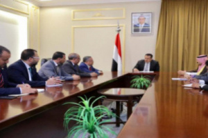 توافق بين الحكومة والإنتقالي لمعالجة قضايا المرتبات والمتقاعدين والمعلمين 