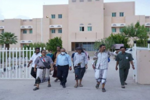  رئيس انتقالي حضرموت يزور مستشفى العزل والحميات الفيروسية بدوعن