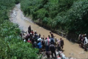 العثور على جثمان الطفلة ثريا ضحية سيل إب