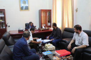 محافظ حضرموت يعمّد عقداً لمشروع الإنارة بالطاقة الشمسية لشارعي الستين وخلف بمدينة المكلاء